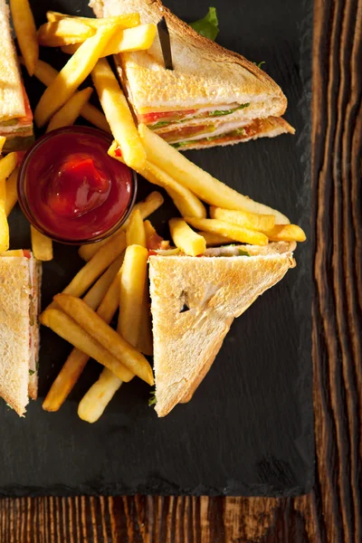 Sandwich club con patatine fritte — Foto Stock