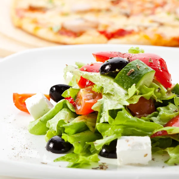 Grekisk sallad med fetaost, oliver och grönsaker — Stockfoto