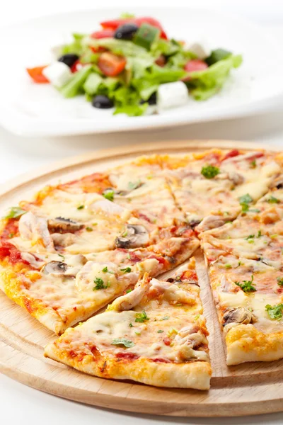 Pizza mit Mozzarella, Speck und Pilzen. serviert mit griechischem Salat — Stockfoto