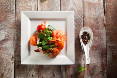 Deniz ürünleri salata tabağı