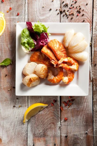 Mariscos a la parrilla con ensalada — Foto de Stock