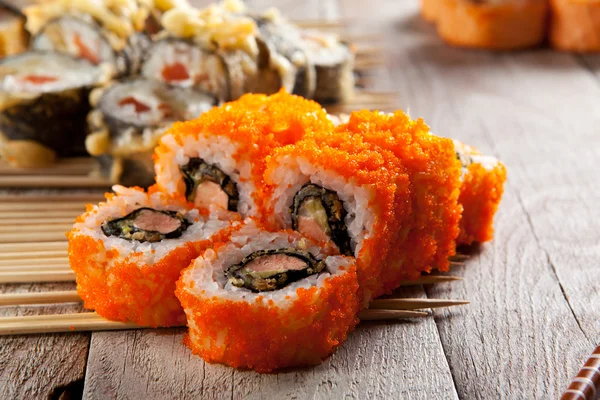 Suşi Roll sopa üzerinde — Stok fotoğraf