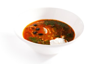 Haşlanmış et çorbası zeytin ve limon ile