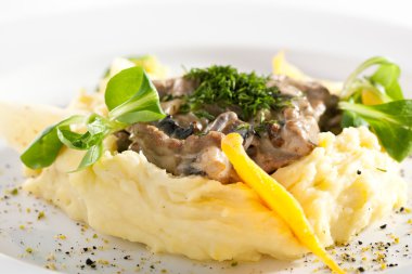 Sığır straganof patates püresi ile