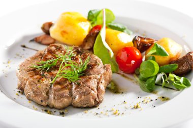 Domuz sebze garnitür ile