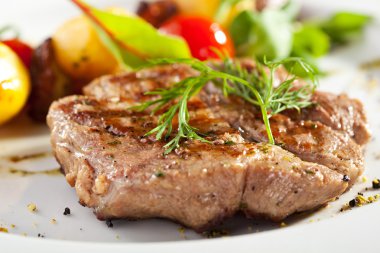 Domuz sebze garnitür ile