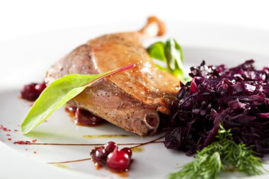 Ördek bacak salata ile