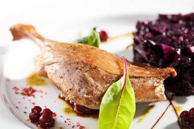 Ördek bacak salata ile