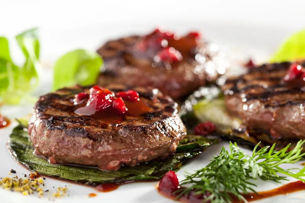 Medalhões de carne grelhada — Fotografia de Stock