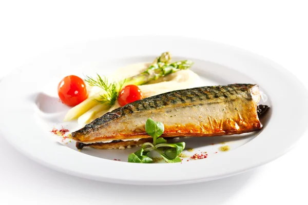 Pește afumat cu garnitură de legume — Fotografie, imagine de stoc