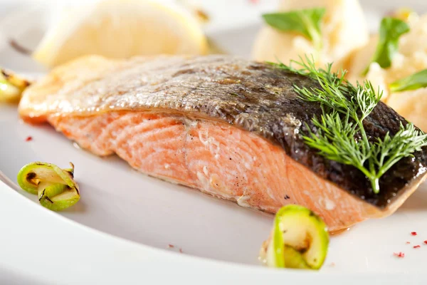 Filete de salmón con puré de papa —  Fotos de Stock