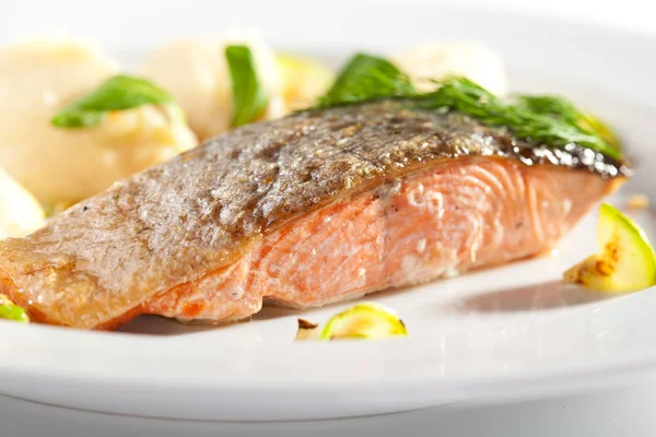 Filete de salmón con puré de papa — Foto de Stock