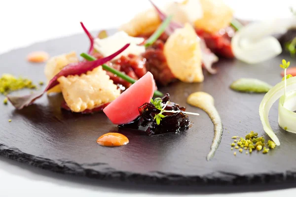 Тартаре из тунца с вариативным соусом — стоковое фото