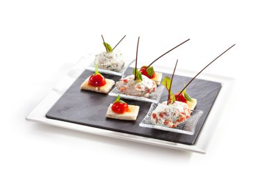 Somon balığı, domates ve bitki ile krem peynir