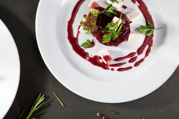 Salada de beterraba com queijo de cabra — Fotografia de Stock