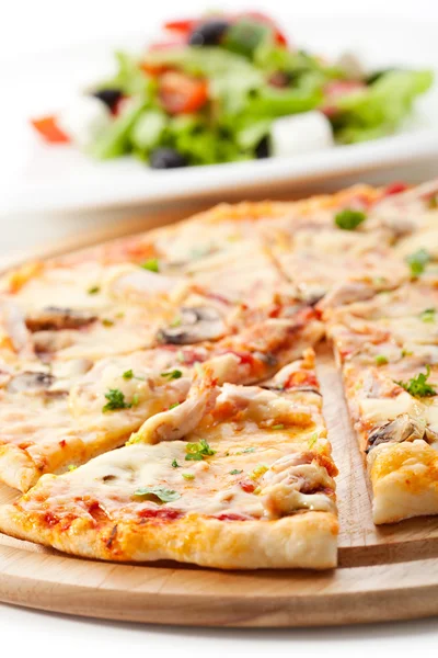 Pizza con Mozzarella, Bacon y Champiñones. Servido con ensalada griega — Foto de Stock