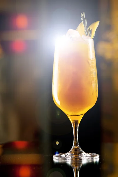 Rosmarin-Cocktail - Goldener Rum, Rosmarin, Fruchtsaft und Sirup — Stockfoto