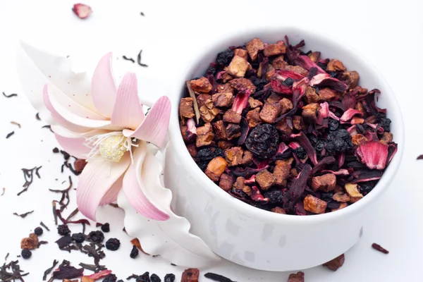 Tee mit trockenen Blüten — Stockfoto