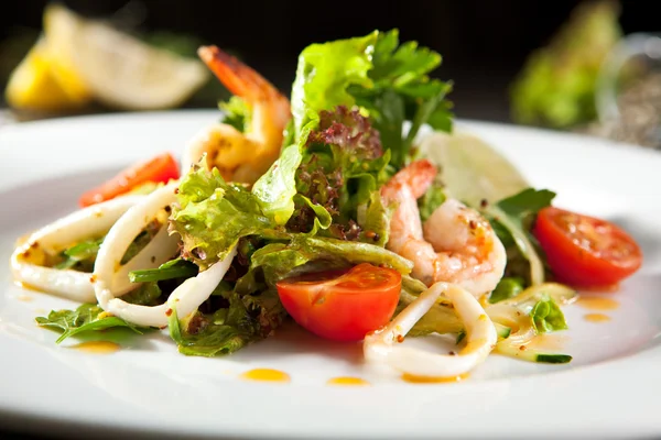 Salada de camarão e lula — Fotografia de Stock