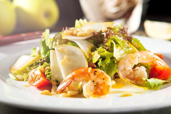 Ensalada de camarones y peras a la parrilla —  Fotos de Stock