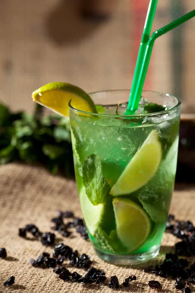 Cocktail Mojito with Lime and Mint — Stock Photo, Image