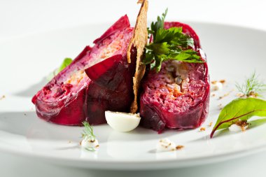 Katmanlı ringa balığı salatası