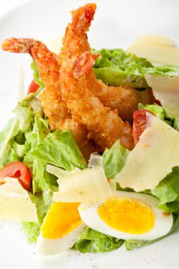 Deniz ürünleri Sezar salata karides, salata yaprağı, kruton, cherry domates, yumurta ve kaşar peyniri ile
