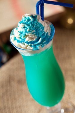 Blue Curacao alkol kokteyl beyaz krema ile