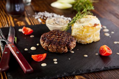 Sığır eti biftek yemek