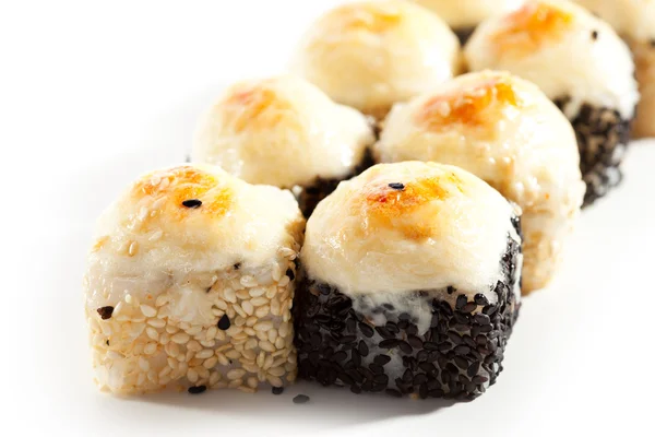 Gebratenes Maki-Sushi - warmes Brötchen mit gebratenem Käse und Salat — Stockfoto