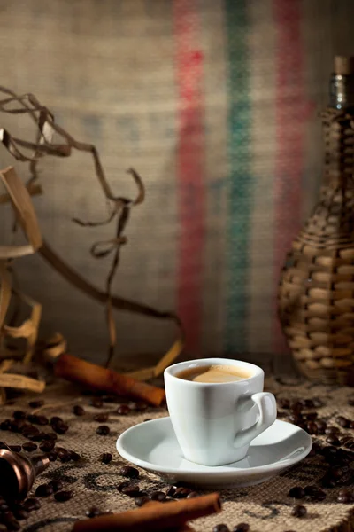 Xícara de café expresso quente com grãos de café — Fotografia de Stock