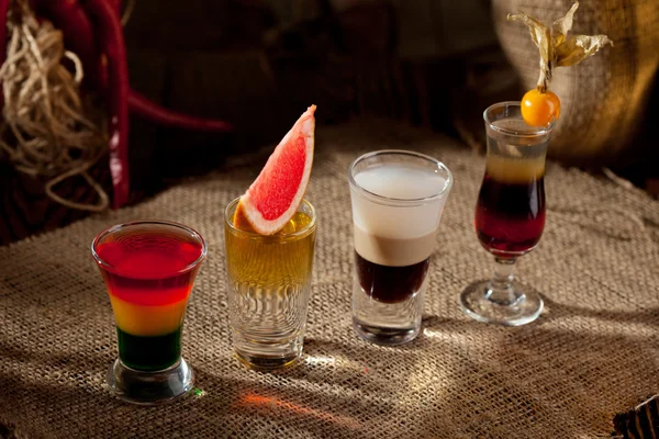 Kort alkoholisk cocktail på Sackduen – stockfoto