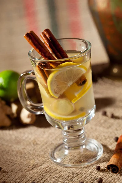 Teplý nápoj se skořicí, zázvorem a citronem — Stock fotografie