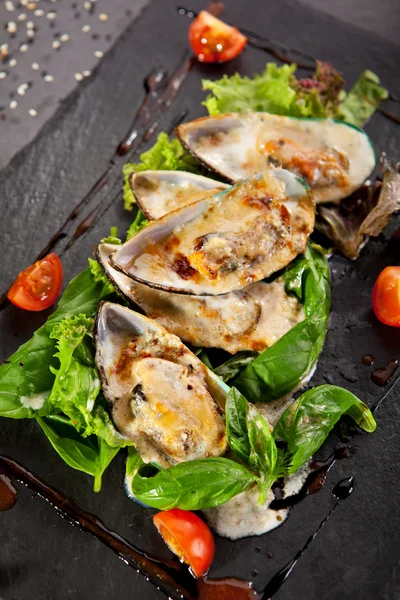 Baked Mussel with Spicy Sauce — Stock Photo, Image