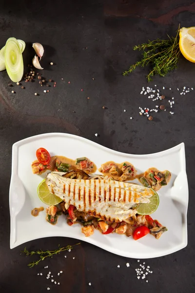 圆角的海鲈鱼配蔬菜 — 图库照片