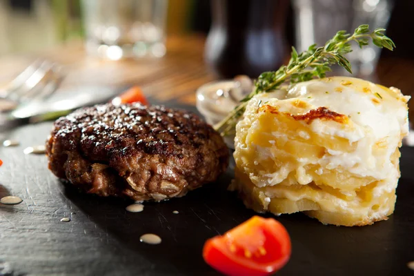 Sığır eti biftek yemek