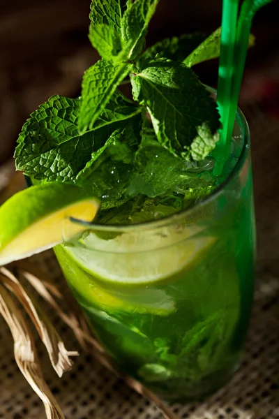 Cocktail Mojito com hortelã e fatia de limão — Fotografia de Stock