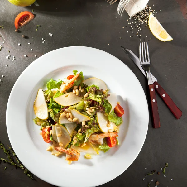 Hruškový salát a grilované krevety — Stock fotografie