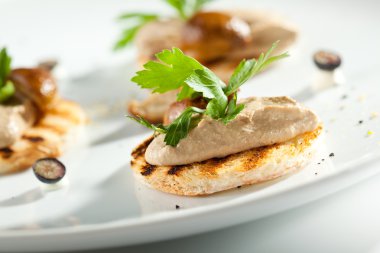 tavuk karaciğer pate ekmek ile