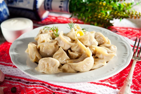 Dumplings met boter en dille — Stockfoto