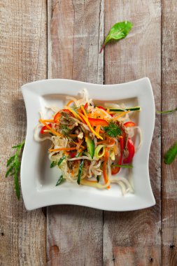 Pirinç Noodle, kızarmış Dana eti ve sebze salatası