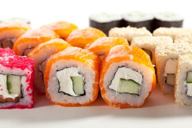 Suşi küme beyaz arka plan üzerinde