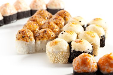 Kızarmış suşi rulo seti