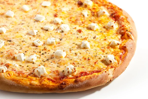 Leckere Pizza mit Käse und Gewürzen — Stockfoto