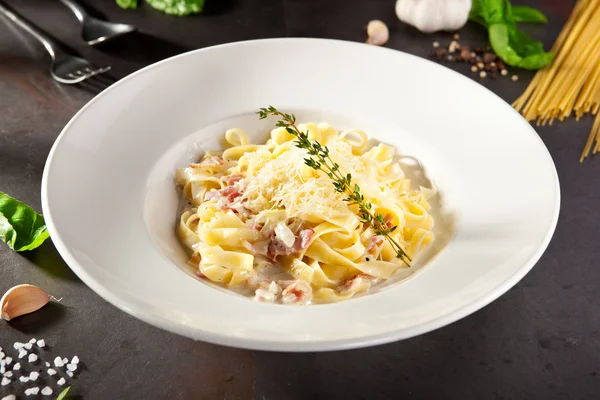 Fettuccine Carbonara mit Parmesan — Stockfoto