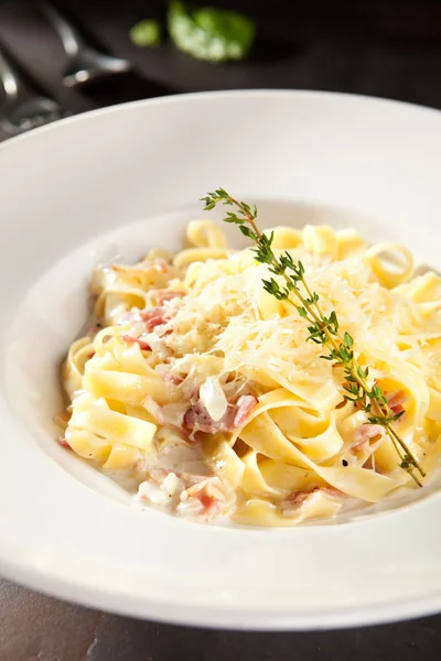 Fettuccine Carbonara met parmezaan — Stockfoto