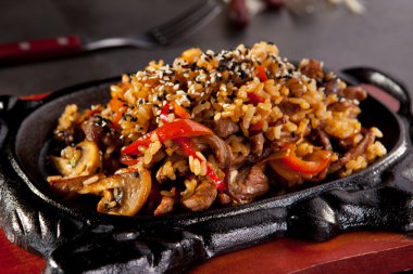 Biftekli kızarmış pirinç.