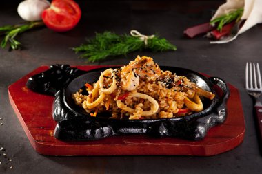 Kızarmış pilav ve deniz ürünleri.