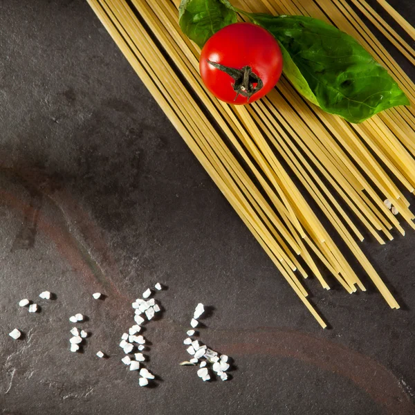 Pasta Ingredienser över mörk bakgrund — Stockfoto