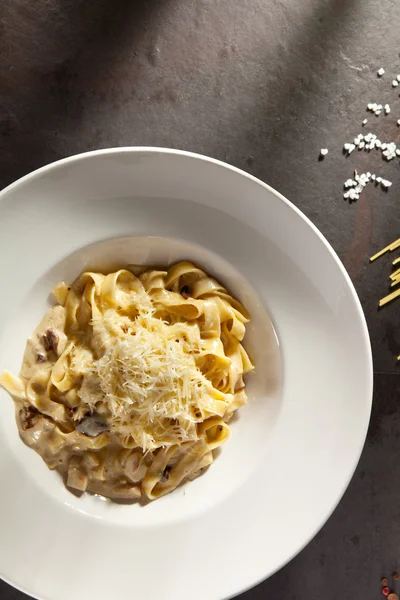 Massa com cogumelos e parmesão — Fotografia de Stock